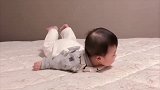 小宝宝学趴着像只小飞机：“我要起飞啦！”
