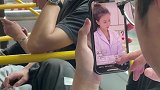 女子坐公交遇前排乘客刷自己的视频，缘分啊