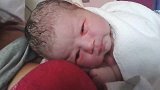 略萌！新生宝宝第一次睁开眼睛，双眼通红，趴在妈妈胸口上