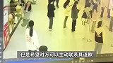 女孩在食堂打闹撞到端饭同学被烫，竟调监控发帖要男生道歉，校方回应