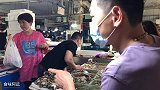 阿远表妹来家玩，准备的烤羊肉串和烤生蚝扇贝，一大桌吃过瘾了