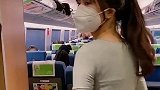 美女本想装个嫩，没想到被当场拆穿，都是身份证惹的祸