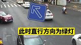 小姐姐骑电瓶车闯红灯，旁若无人的在车流里穿梭，一头栽到车上！