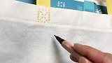 妈妈给女儿送去学习材料，家里没记号笔用眼线笔代替