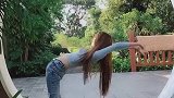 就这姑娘的下腰动作，模仿一下我能躺三个月！