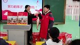 校给学生发猪肉和鱼当年货，发了一百多头猪