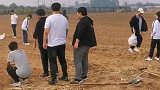 这就是学农业的大学生，是一定要下地实践的，看着好爽啊！