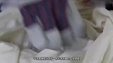 用1000度小刀硬杠干冰会如何老外实拍，这低温的确名副其实