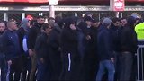 怒了！疯狂球迷围堵王子公园球场 大巴黎球员训练受阻