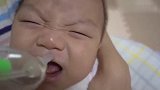 宝宝鼻子堵了，妈妈用吸鼻器来解决，小娃不情愿，鼻孔都捅大了啊