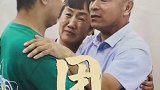电影《失孤》原型郭刚堂 与失散20多年儿子相拥照片公布！郭刚堂寻子
