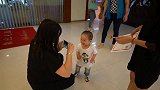 小男孩第一次见养父母，不要棒棒糖要iphone，太可爱啦