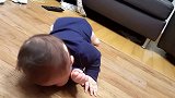 5个月大的宝宝：我想翻身！爸爸：哈哈哈，这么胖，能行吗