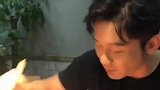 李晨在陈赫店里吃火锅，吃的很急，好好玩啊
