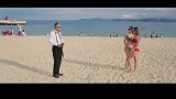 有钱的老板喜欢在沙滩上给美女拍照