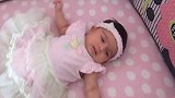 2个月宝宝穿着公主裙躺在床上好孤单，哭的时候也没有人抱抱！