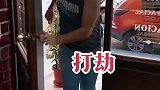 外国男子打劫理发店，没想到下一秒直接秒怂