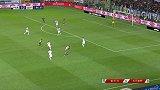 塞佩果断出击阻挡C罗接球线路 双方拼抢激烈皮球竟被踢爆