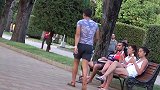 他们经过长椅，都好像被绊到了一样，路人都被逗乐了！