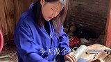 娜姐用一根竹子做凳子，采用中国传统榫卯结构，成品很精致
