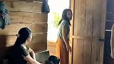 印尼是男少女多的多妻制国家，住着简陋的木板房，但是生活的却很快乐