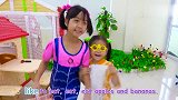 小萝莉最爱吃水果