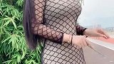 农村妹子跳超火摇摆舞，舞姿真精彩！