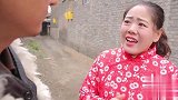 美女去找小伙问路，没想到小伙是个糊涂虫，太有趣了