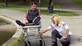 好心路人帮忙推病人，病人意外落水让路人懊悔不已