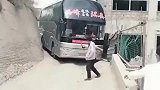 客车连这种路都敢走，这绝对是老司机！