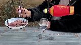 懒人发明的倒酒神器，倒满了自动就会停下