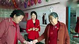 东北婚礼，刚进门的新娘子认亲，长辈给新娘子掏见面礼