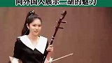 女孩在美国博物馆进行演讲，向外国人展示二胡的魅力