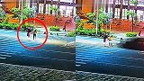 广东2名女子斑马线上抢过马路被撞飞 事故瞬间曝光