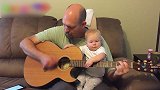 萌宝宝，你这是想要跟你爸爸一起弹琴吗真是太可爱了！