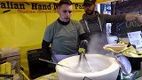 欧洲小贩用干奶酪当锅烩煮意大利面，甜气香浓招引来往食客!
