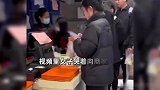 女子早餐店盗窃被抓下跪大哭求情，店家要求偷1罚10：不是第一次