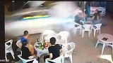 监控曝光！小车冲向夜市撞飞数人 目击者称司机疑似醉驾