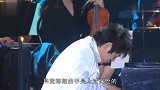 钢琴家的手多贵重？看他吃桃子的防范措施，网友：涨知识了！