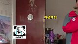 女生放寒假回家悄悄躲房间，弟弟看到后激动抱起