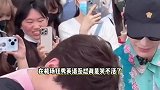 中餐厅出发路透，丁禹兮带一大包丝瓜瓤，和翟潇闻英语互呛抢贴纸