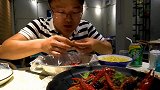 大sao带着媳妇吃爆辣口味虾，看着就馋人，吃得美滋滋啊