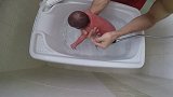 新生宝宝在家第一次洗澡，小小的身体看着好萌啊
