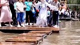 小姐姐身穿汉服过水桥，华丽走位后噗通落水，人群顿时笑出鹅叫