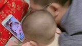 让老公带孩子真的是无奈，前几天和儿子看大美女，今天又带儿子看小美女！这这这咋办？夫妻 搞笑