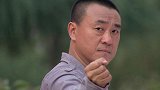 宝莉和郑坚玩猜拳，哪料郑坚故意输给李宝莉，二人甜蜜相拥在一起