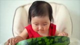 还没长牙的小宝吃西瓜，这一定是我见过的最萌的宝宝吃秀！