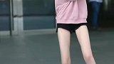 这么可爱的女孩子跳舞也让人着迷呢！