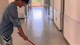 瞧给孩子吓得，头上毛都立起来了