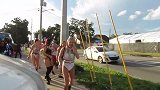 街头树人恶作剧，伪装成树人捉弄路人，美女被吓一跳